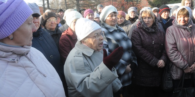 Бабушки на митинге