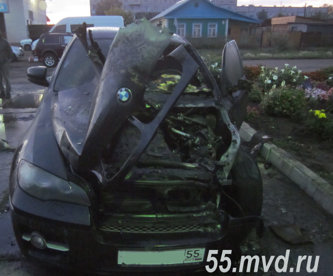 В поселке Таврическое горел автомобиль BMW-X6