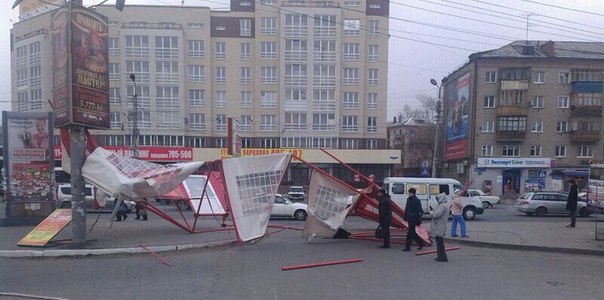 Ветер сносит конструкции в  Омске