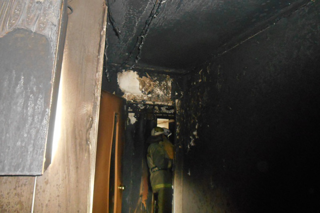 Пожар на первом этаже дома по адресу Менделеева, 1 в Омске