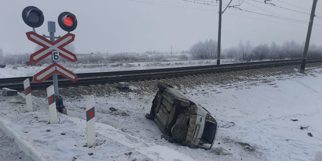 В Омской области после столкновения с поездом погибла женщина-водитель Toyota Funcargo