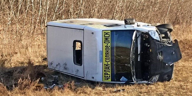 На трассе Омск–Черлак водитель «ГАЗели» врезался в автомобиль Toyota Caldina, после чего маршрутка вылетела в кювет