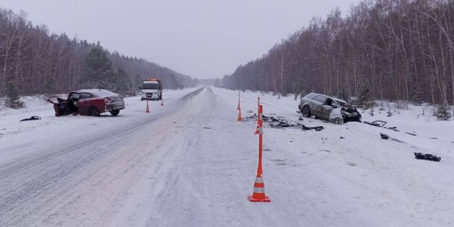 В лобовом столкновении автомобилей Kia Rio и Mazda пострадали три человека