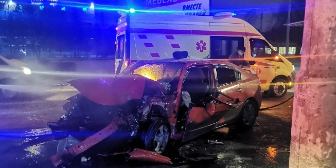 Юноша на Mazda3 врезался в столб: водитель и два его ровесника госпитализированы, третий пассажир погиб