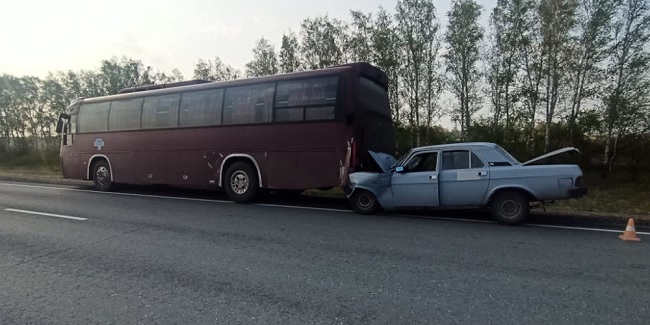 В Омской области пожилой водитель «Волги» протаранил пассажирский автобус Kia