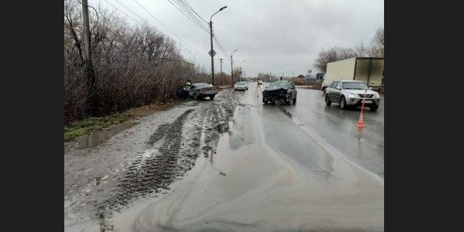 В Омске автомобиль Toyota врезался в маршрутку и две машины: травмированы пять человек