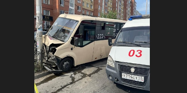 В Омске маршрутка №550 врезалась в столб: шофёр погиб, четверо пассажиров травмированы