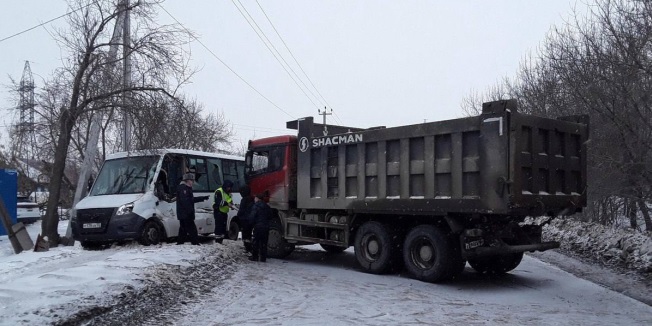 Не имеющий водительских прав юноша на самосвале Shacman врезался в маршрутку: травмированы три женщины