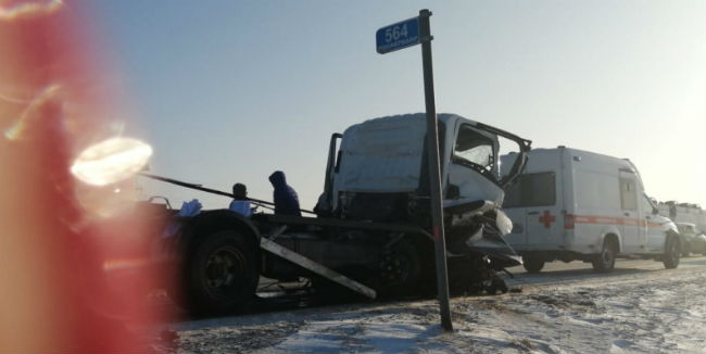 На трассе тюмень – омск при столкновении автомобиля mercedes и грузовика isuzu погибли два человека