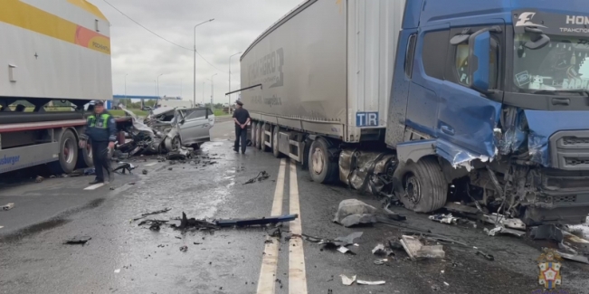 В Омской области сегодня под грузовик попала ещё одна легковушка: погибли также два человека