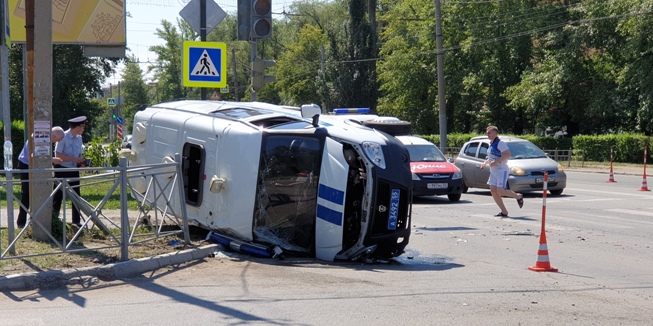 В Омске полицейский автомобиль опрокинулся при столкновении с Ford (фоторепортаж с места происшествия)