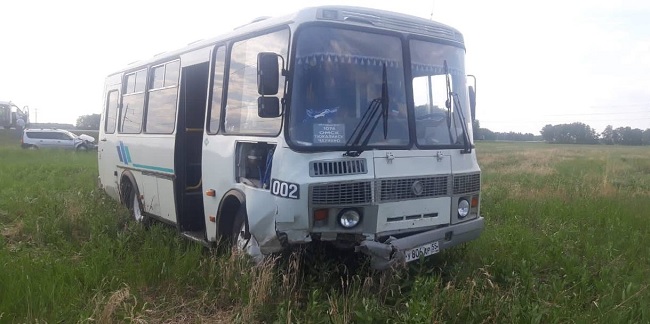 На трассе Тюмень-Омск водитель автомобиля «Лада» врезался в рейсовый автобус