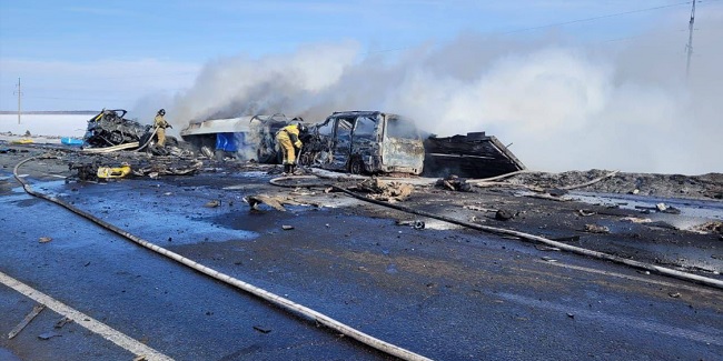 На трассе Тюмень-Омск при столкновении двух грузовиков и легкового автомобиля погибло шесть человек, трое — госпитализированы