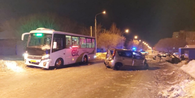 При столкновении Renault, Nissan и автобуса ПАЗ в огне погиб водитель, три человека травмированы