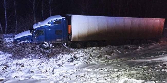 Погиб водитель автомобиля «Лада Ларгус» после лобового удара в тягач Peterbilt