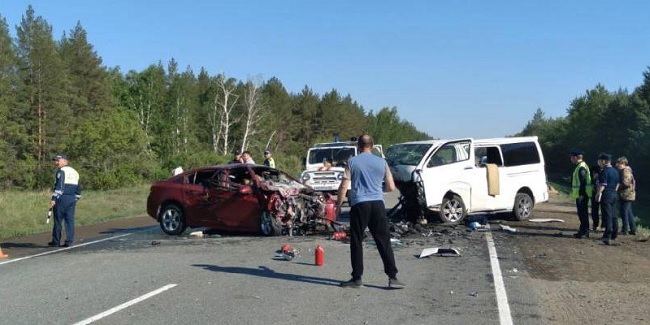В лобовом ДТП автомобиля Chevrolet и микроавтобуса Toyota погибли четверо взрослых и двое детей