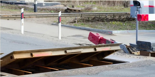 Пьяный водитель «Лады» врезался в подъёмное заграждение закрытого железнодорожного переезда