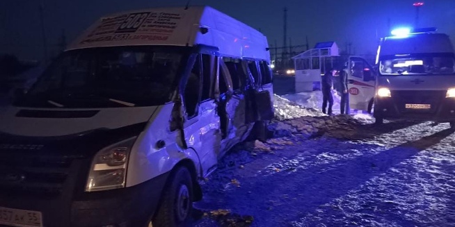 В Омске грузовик врезался в маршрутку, полную пассажиров