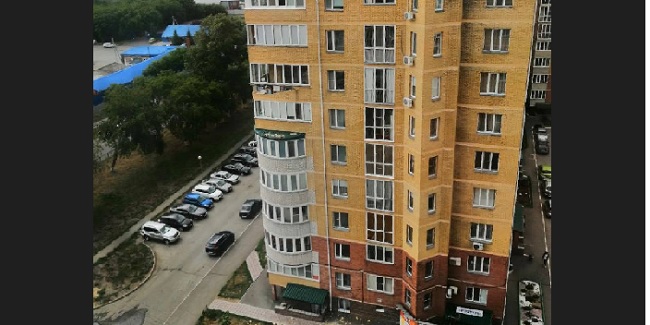 В Омске на 7 этаже дома, возведенного фирмой «Мекомстрой», сдуло половину кирпичного балкона
