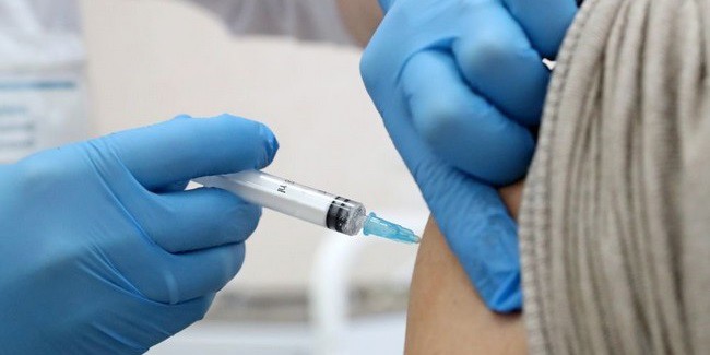Законно отстранить работника от работы в связи с отказом от прививки в Омске можно только с 26 августа