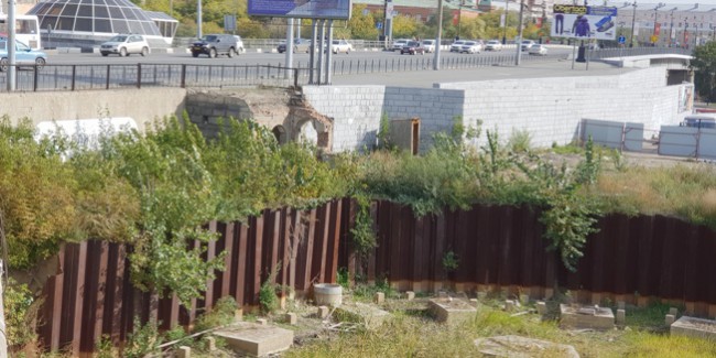 Депимущества Омска готово за свой счет засыпать котлован на улице Бударина, а затраты взыскать с ТУРМАНИДЗЕ-младшего