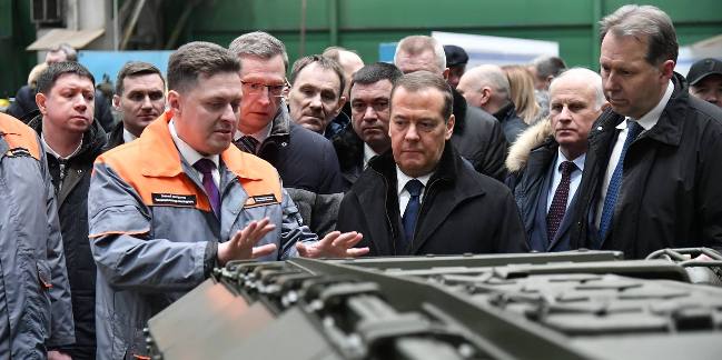 Зампред Совета Безопасности Дмитрий МЕДВЕДЕВ заявил в Омске о необходимости увеличения производства танков