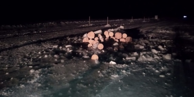 В Омской области на «Усть-Шишовской» переправе грузовик КамАЗ провалился под лёд