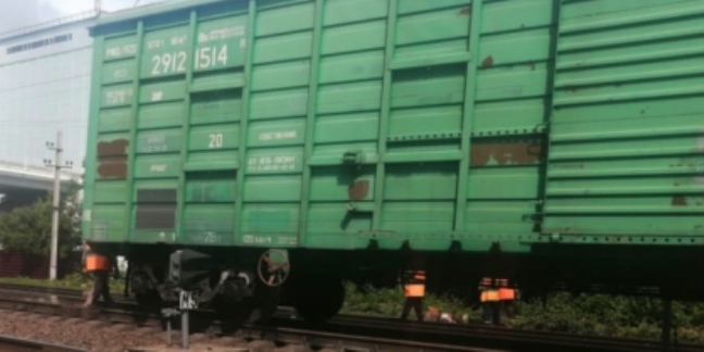В Омской области без опрокидывания локомотива сошли с рельс вагоны с цементом