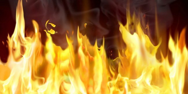 При пожаре частного дома в селе Большие Уки Омской области погибла мама и двое маленьких детей
