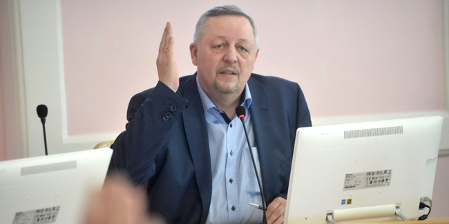 Виталий путинцев считает, что у омского горсовета и администрации омска не должна складываться единая команда