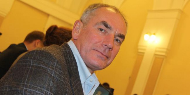 Реддих считает, что он слишком много платит омску за аренду сетей