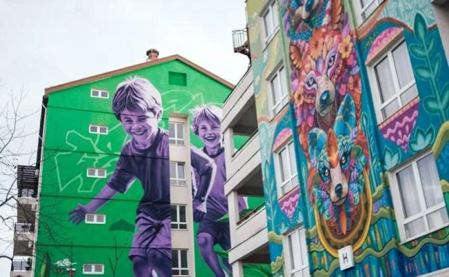 100 российских и иностранных художников нарисуют картины на фасадах зданий в одном из округов Омска