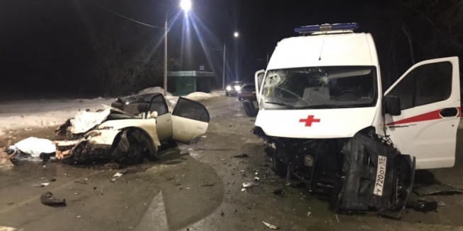 При столкновении Toyota Corolla с машиной скорой помощи погиб юный водитель и травмирована фельдшер
