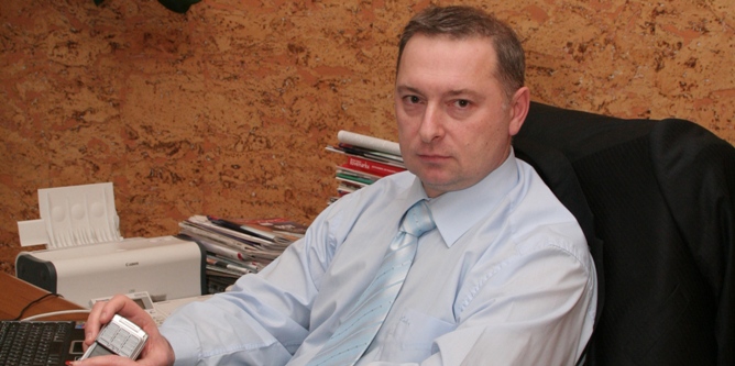 Стрелец начал разливать коньяк «великая династия»