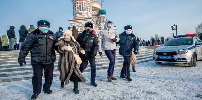 В Омске на шествии в защиту НАВАЛЬНОГО задержаны 44 человека