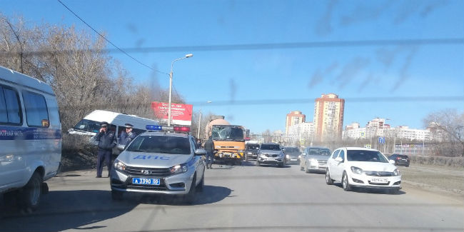 На улице заозёрная в омске бетономешалка nissan врезалась в стоящую маршрутку №276