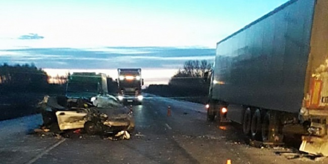 На трассе Тюмень-Омск при ударе в стоящий на обочине грузовик погиб пассажир автомобиля Daewoo Matiz