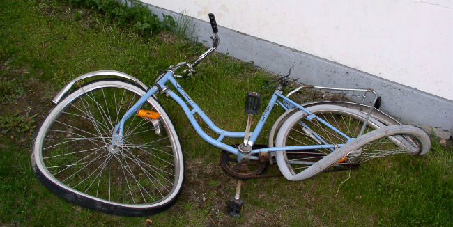 В Омске во дворе дома водитель на Honda сбил двоих семилетних велосипедистов