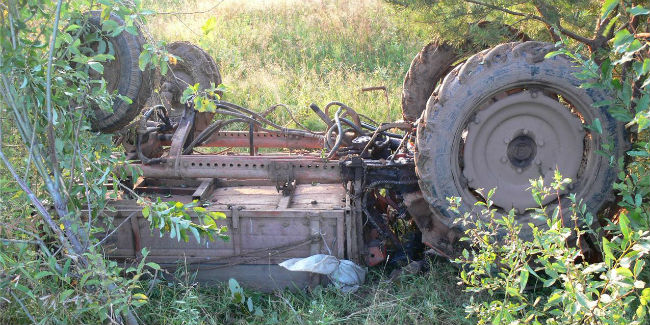 В Омской области трактор днём вылетел в кювет и перевернулся — пассажир погиб