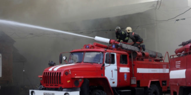 В Омске 32 пожарных 1,5 часа тушили автосалон на улице Демьяна Бедного