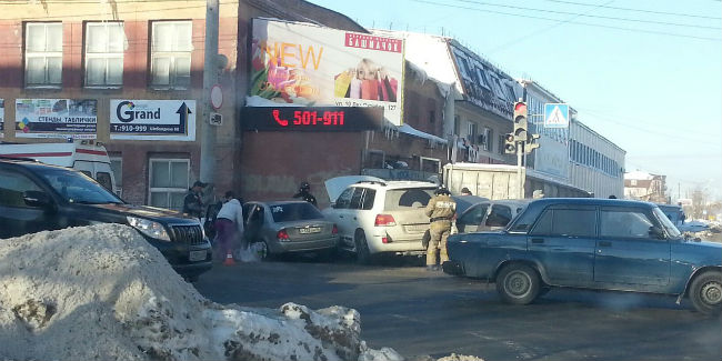 В Омске женщина за рулём «Форд Лансер» устроила массовое ДТП – три человека пострадали