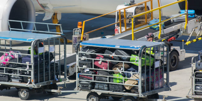 В аэропорту омска водитель багажной тележки пробил борт самолёта airbus 320