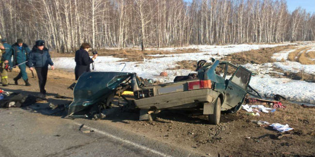 На 476 км трассы Тюмень — Омск ВАЗ врезался в грузовик — погибли 3 взрослых и ребёнок