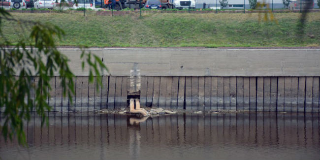 Омскводоканал приступил к капремонту 40-летнего дюкера на дне реки омь