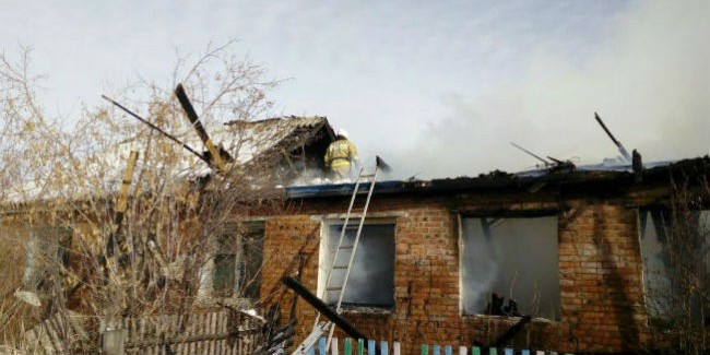 В тавричанке при пожаре дома погиб мужчина, его жена и 7-летняя дочь госпитализированы