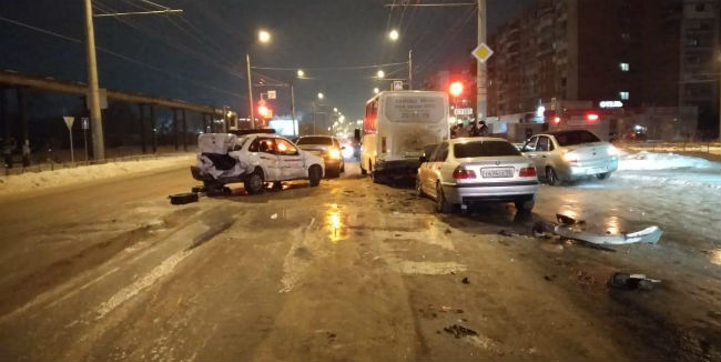 В Омске пьяный водитель автомобиля BMW спровоцировал массовое ДТП