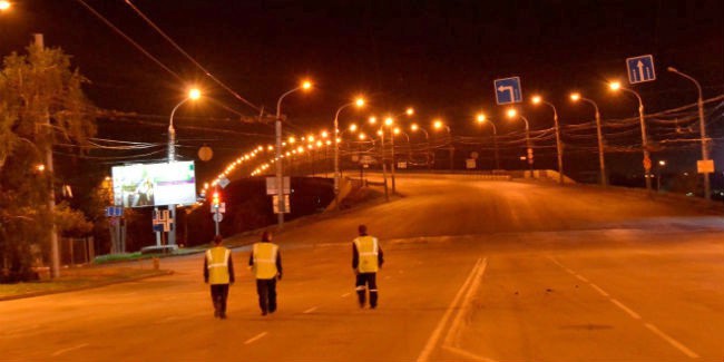На ленинградском мосту омска досрочно уложили новый асфальт