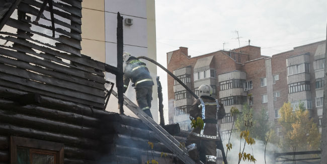 Спасатели вынесли из полыхавшего дома вблизи многоэтажек 4 полных газовых и кислородный баллоны