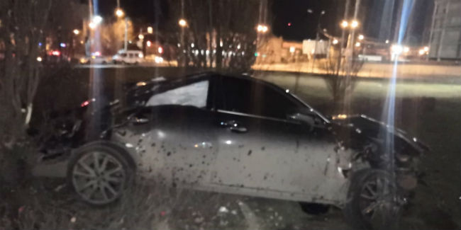 В центре Омска ночью водитель автомобиля Lexus GS 350 вылетел с дороги и погиб