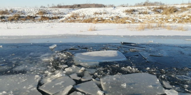 В Омской области на реке Оша автомобиль Chevrolet Niva провалился под лёд: водитель погиб
